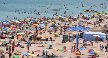 Aproape o treime dintre hotelurile de pe litoralul românesc vor fi deschise de Paşte şi de 1 Mai, cele mai căutate staţiuni fiind Mamaia, Vama Veche şi Eforie Nord. sezonul estival 2017 vacanța de weekend