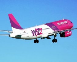 Wizz Air şi-a redeschis bazele de la Sibiu şi Timişoara Compania aeriană low-cost Wizz Air va aloca, începând cu 29 octombrie 2020, două aeronave Airbus A320 pe aeroportul din Bacău Zilele astea m-am ales cu un zbor anulat cu Wizz Air și compania a și reușit performanța să mă confunde cu un rus, după ce probabil mi-a vândut locul Compania aeriană low-cost Wizz Air atenţionează pasagerii că este nevoită să îşi anuleze toate zborurile de miercuri spre şi dinspre Bruxelles, din cauza grevei generale din Belgia.  Cum poți plăti 80.000 de euro către Wizz Air ruta wizz air politica bagajelor