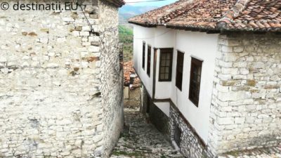 Berat orașul celor 1000 de ferestre orasul ferestrelor plutitoare berat albania