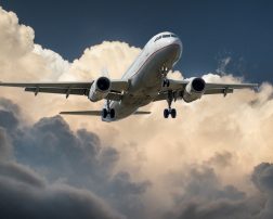 Cursele aeriene regulate directe din România spre Austria vor fi suspendate de mâine, a anunțat Ministerul Afacerilor Externe (MAE).