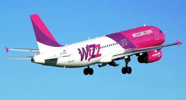 Wizz Air şi-a redeschis bazele de la Sibiu şi Timişoara Compania aeriană low-cost Wizz Air va aloca, începând cu 29 octombrie 2020, două aeronave Airbus A320 pe aeroportul din Bacău Zilele astea m-am ales cu un zbor anulat cu Wizz Air și compania a și reușit performanța să mă confunde cu un rus, după ce probabil mi-a vândut locul Compania aeriană low-cost Wizz Air atenţionează pasagerii că este nevoită să îşi anuleze toate zborurile de miercuri spre şi dinspre Bruxelles, din cauza grevei generale din Belgia.  Cum poți plăti 80.000 de euro către Wizz Air ruta wizz air politica bagajelor