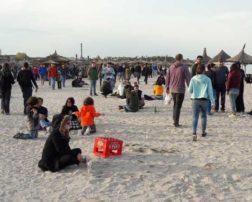 Vama Veche vă așteaptă cu muzică ambientală, aceasta fiind o măsură pentru a reduce aglomerările de persoane în jurul barurilor și teraselor de pe plajă.  