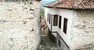 Berat orașul celor 1000 de ferestre orasul ferestrelor plutitoare berat albania